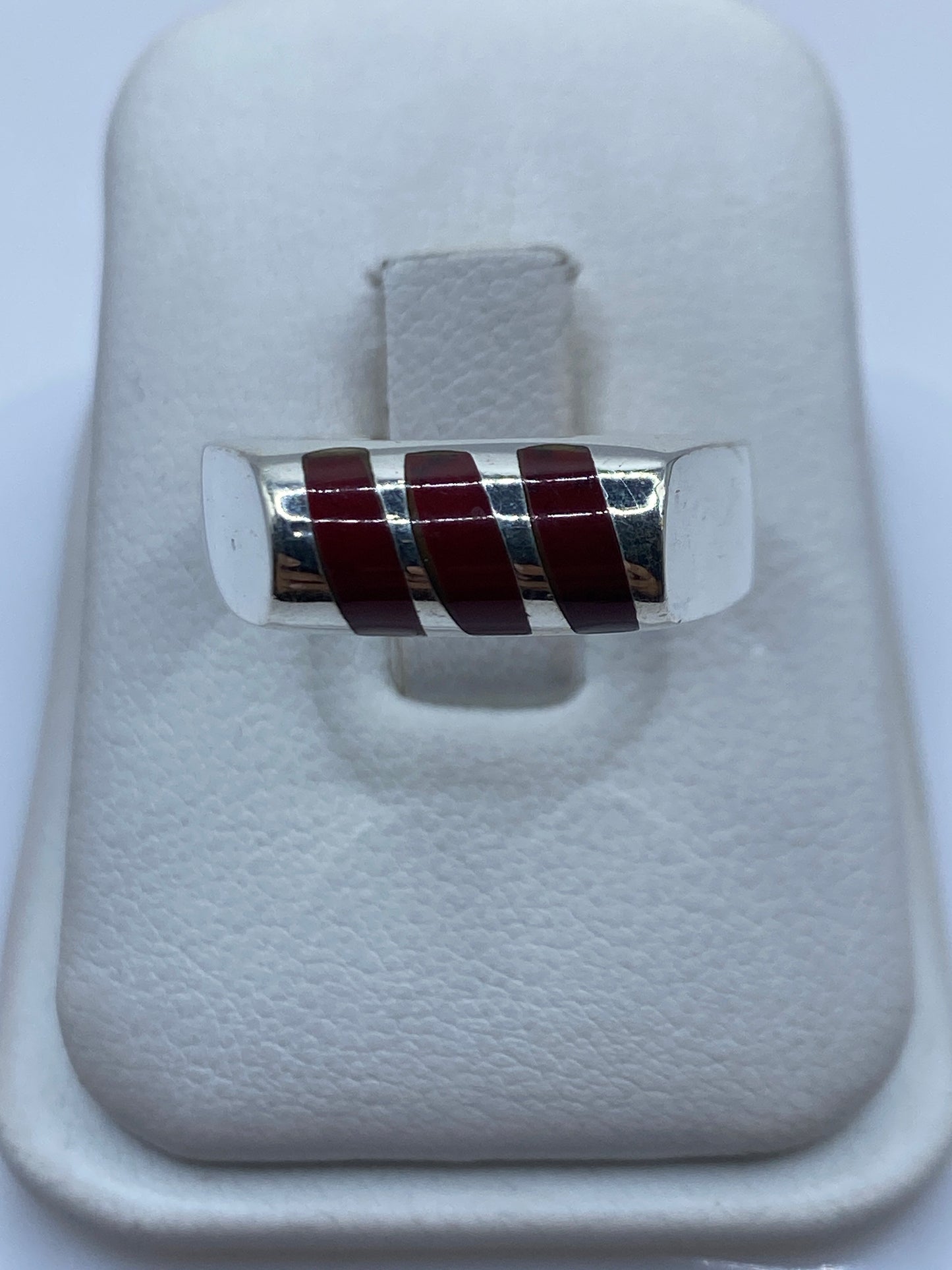 Anillo de plata solitario con coral rojo natural engastado, talla 9