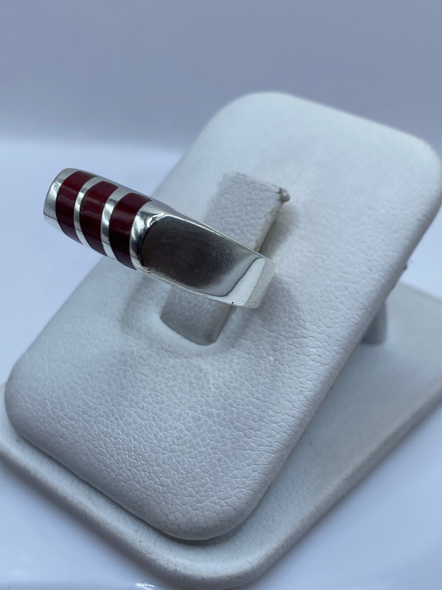 Detalle del engaste a mano del coral rojo en banda de plata .925