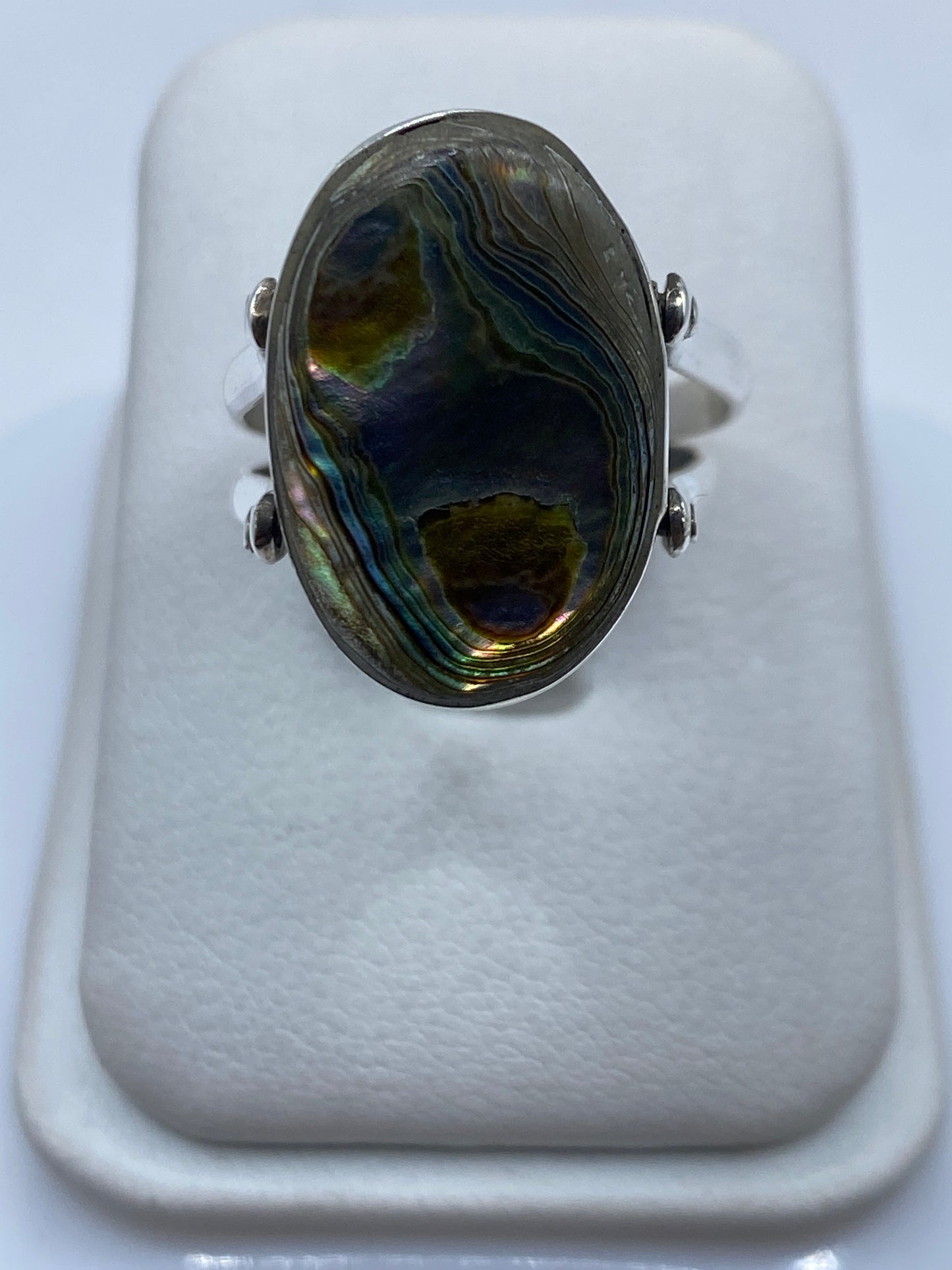 Anillo de plata .925 con ónix negro solitario, visto de frente en presentador blanco