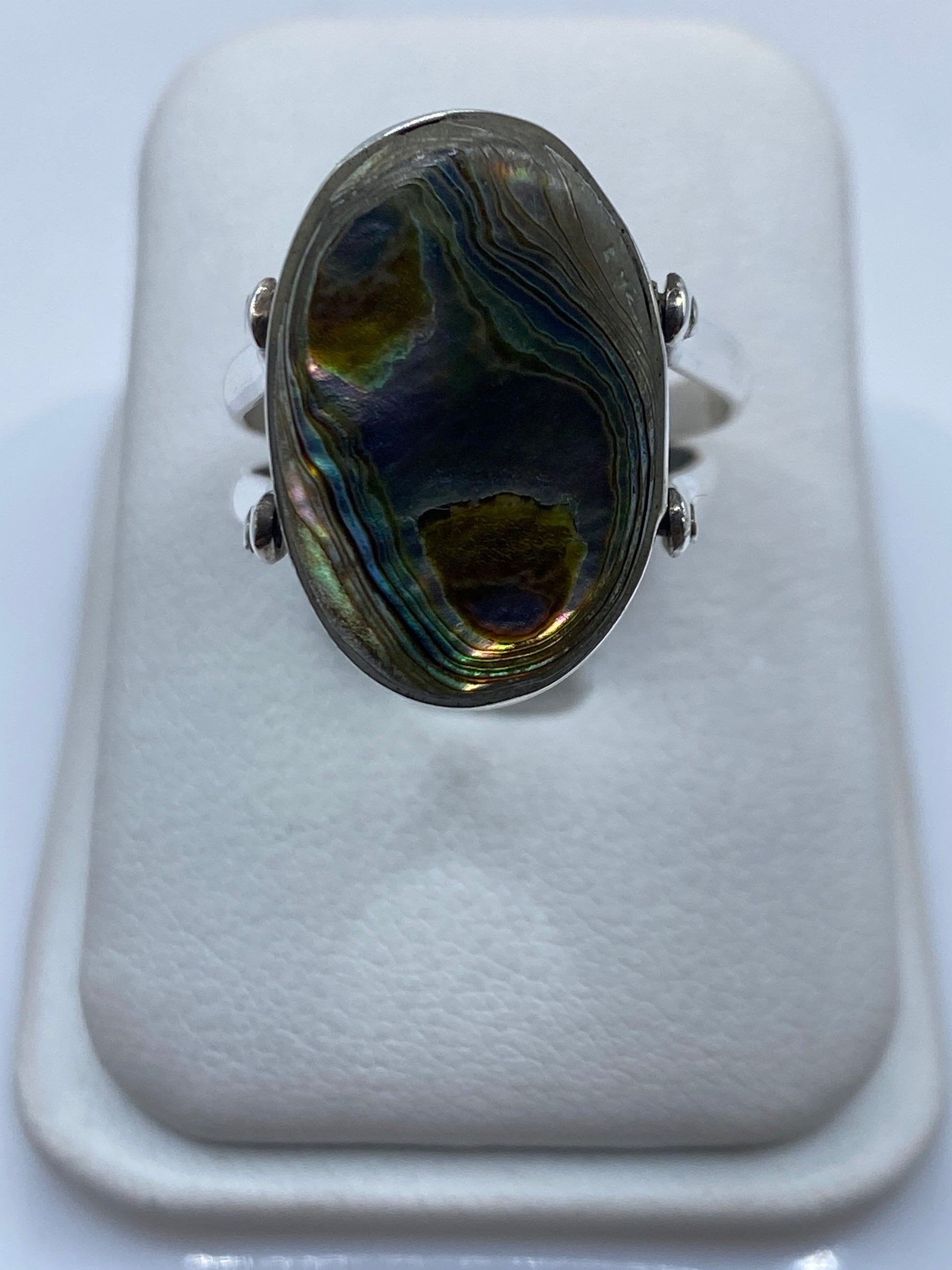 Anillo de plata .925 con ónix negro solitario, visto de frente en presentador blanco