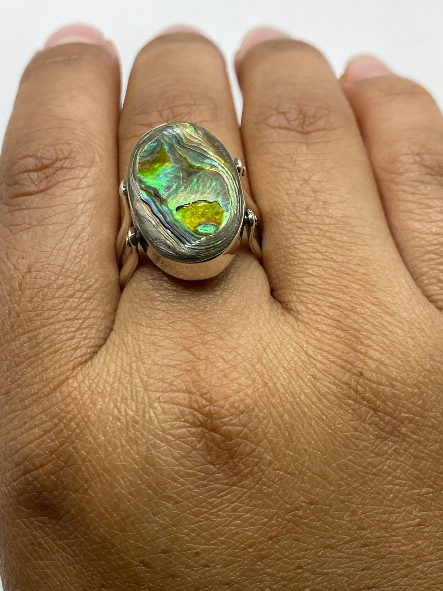 Anillo de ónix negro en la mano, demostrando elegancia y tamaño real