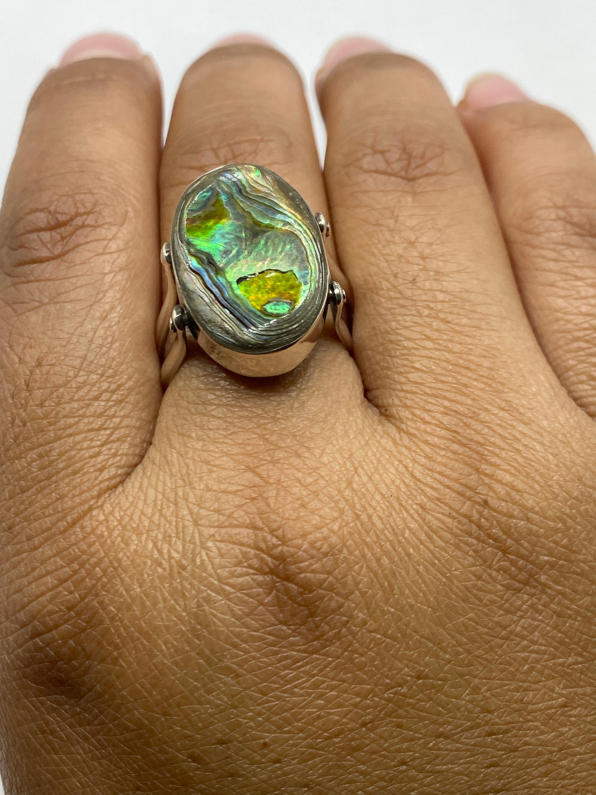 Anillo de ónix negro en la mano, demostrando elegancia y tamaño real
