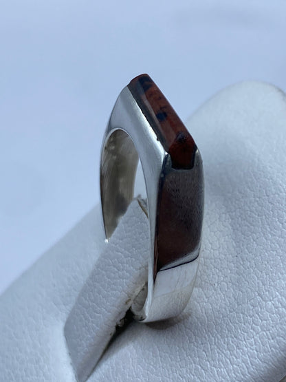 Perfil del anillo de plata con banda recta y piedra engastada, sello 925 visible