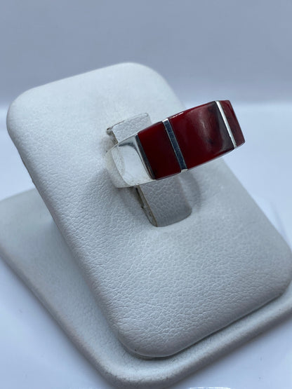 Anillo de plata .925 con coral rojo engastado a mano, vista lateral