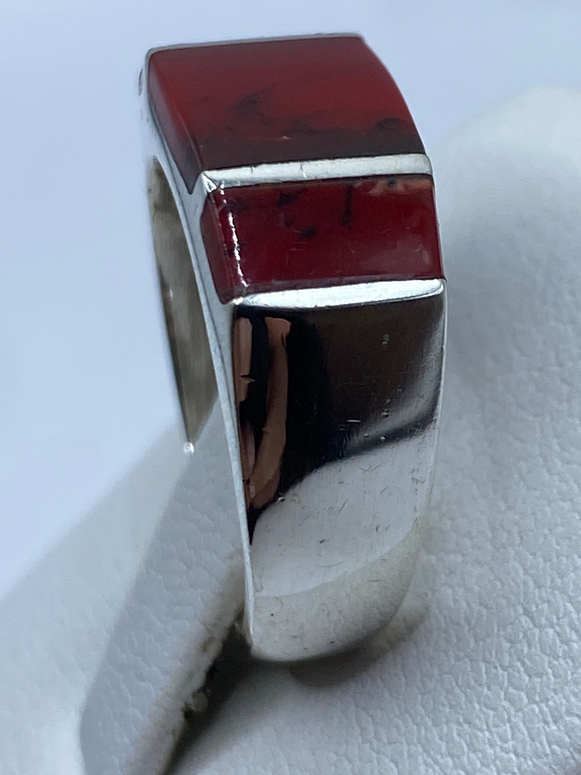 Detalle del coral rojo natural y el sello 925 en el interior del anillo