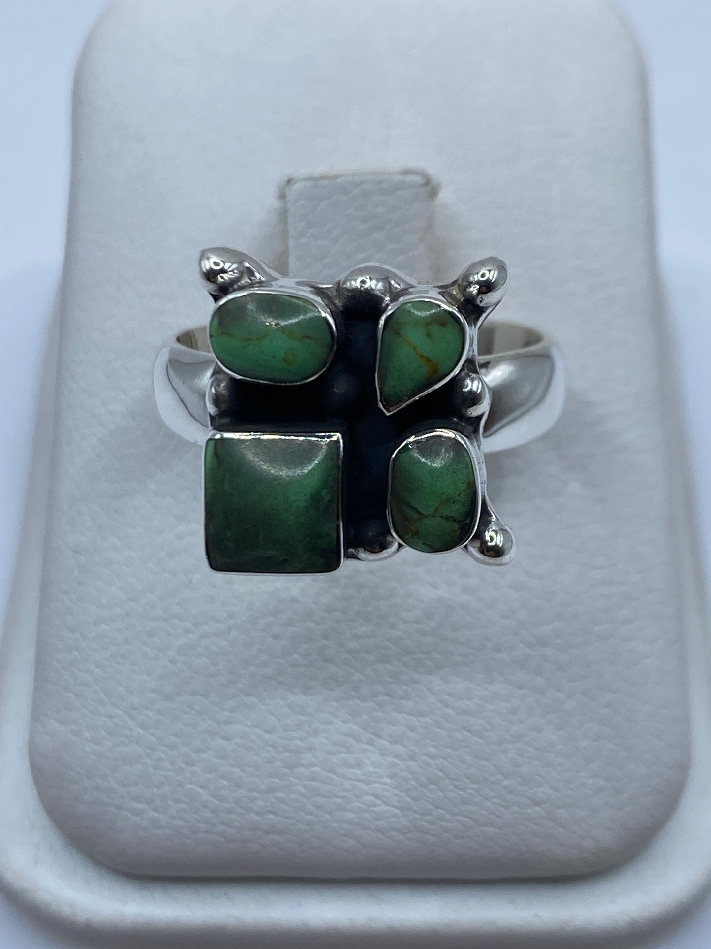 Anillo de plata con malaquita verde geométrico en estuche de presentación blanco
