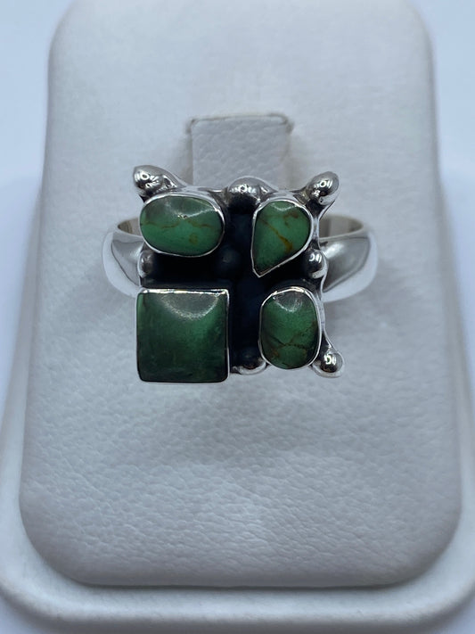 Anillo de plata con malaquita verde geométrico en estuche de presentación blanco