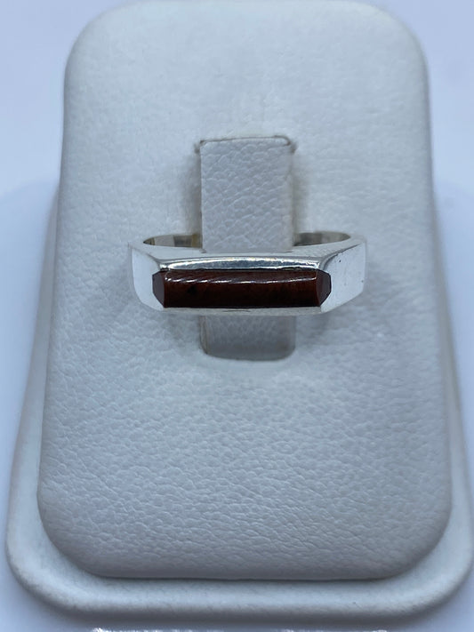 Anillo de plata solitario con piedra café en estuche blanco