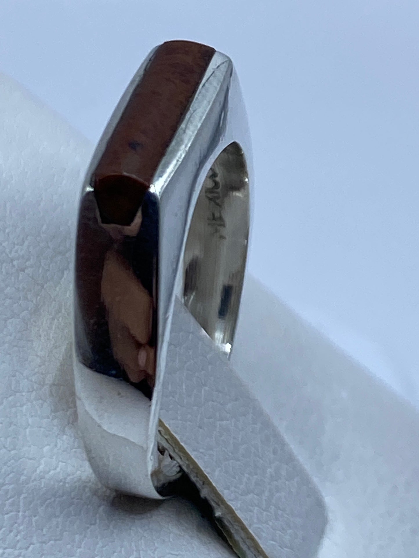 Detalle del engaste a mano de la piedra café en plata