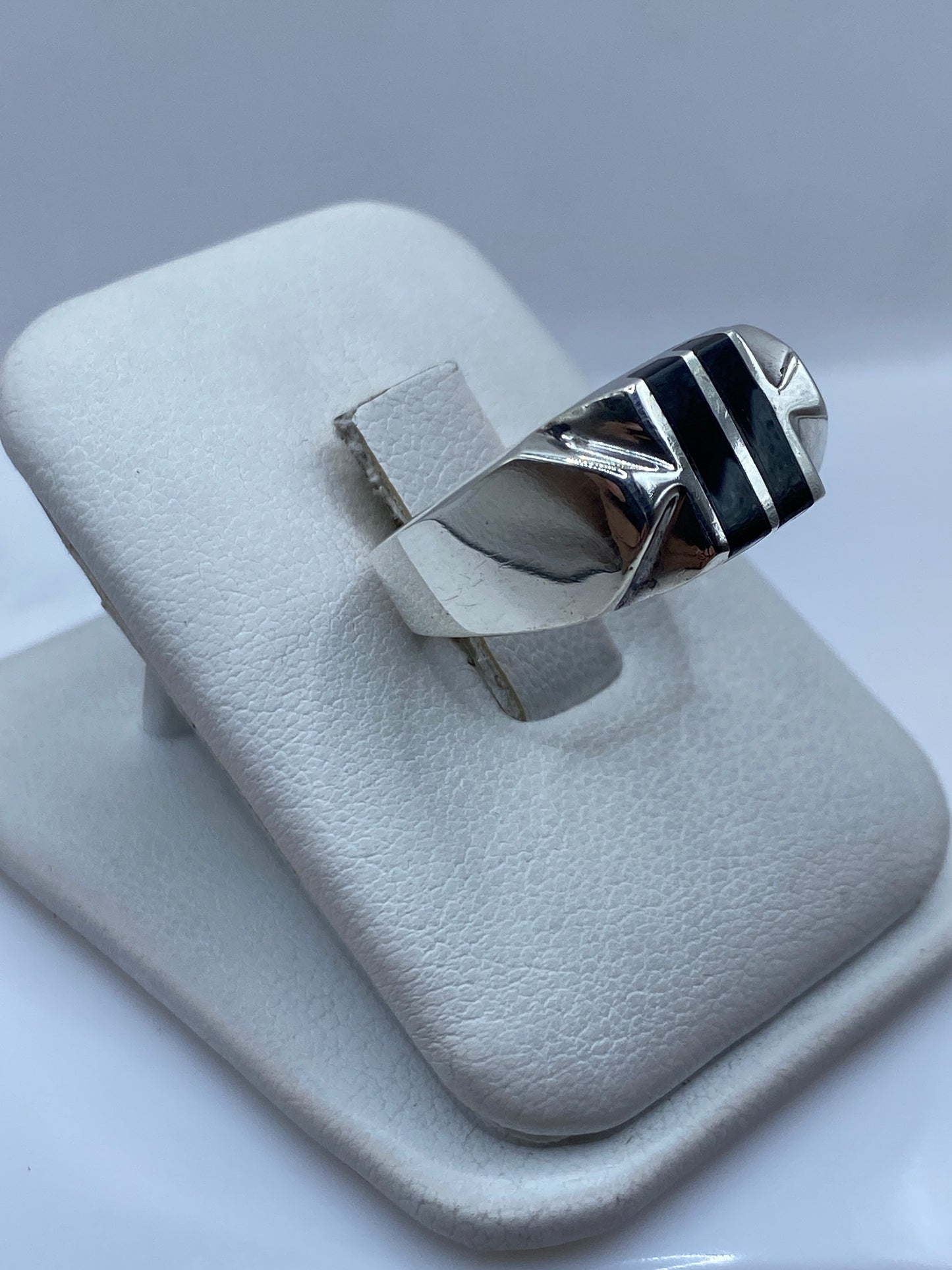 Anillo unisex ónix negro en mano de hombre mostrando peso sustancial y presencia