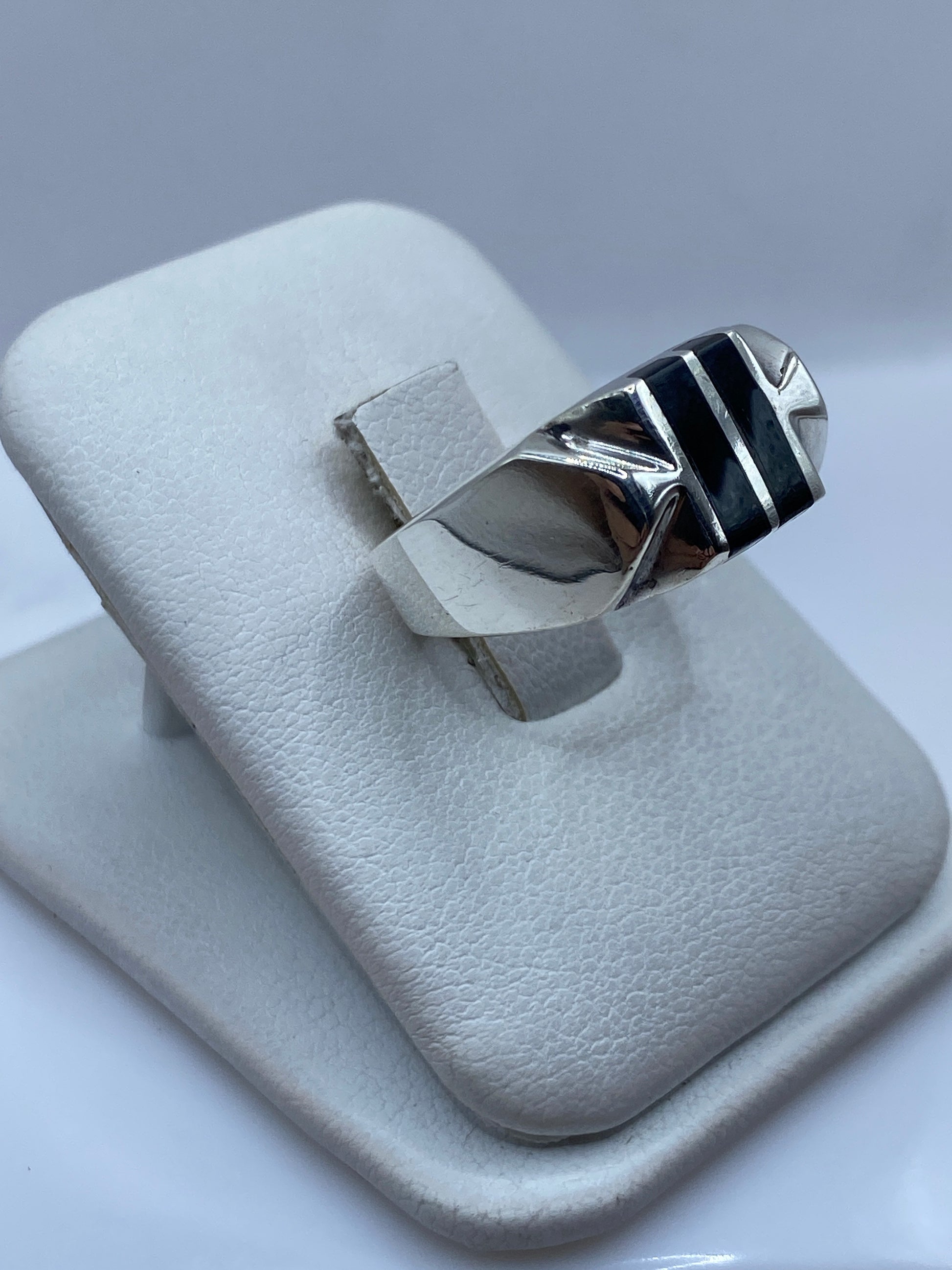 Anillo unisex ónix negro en mano de hombre mostrando peso sustancial y presencia