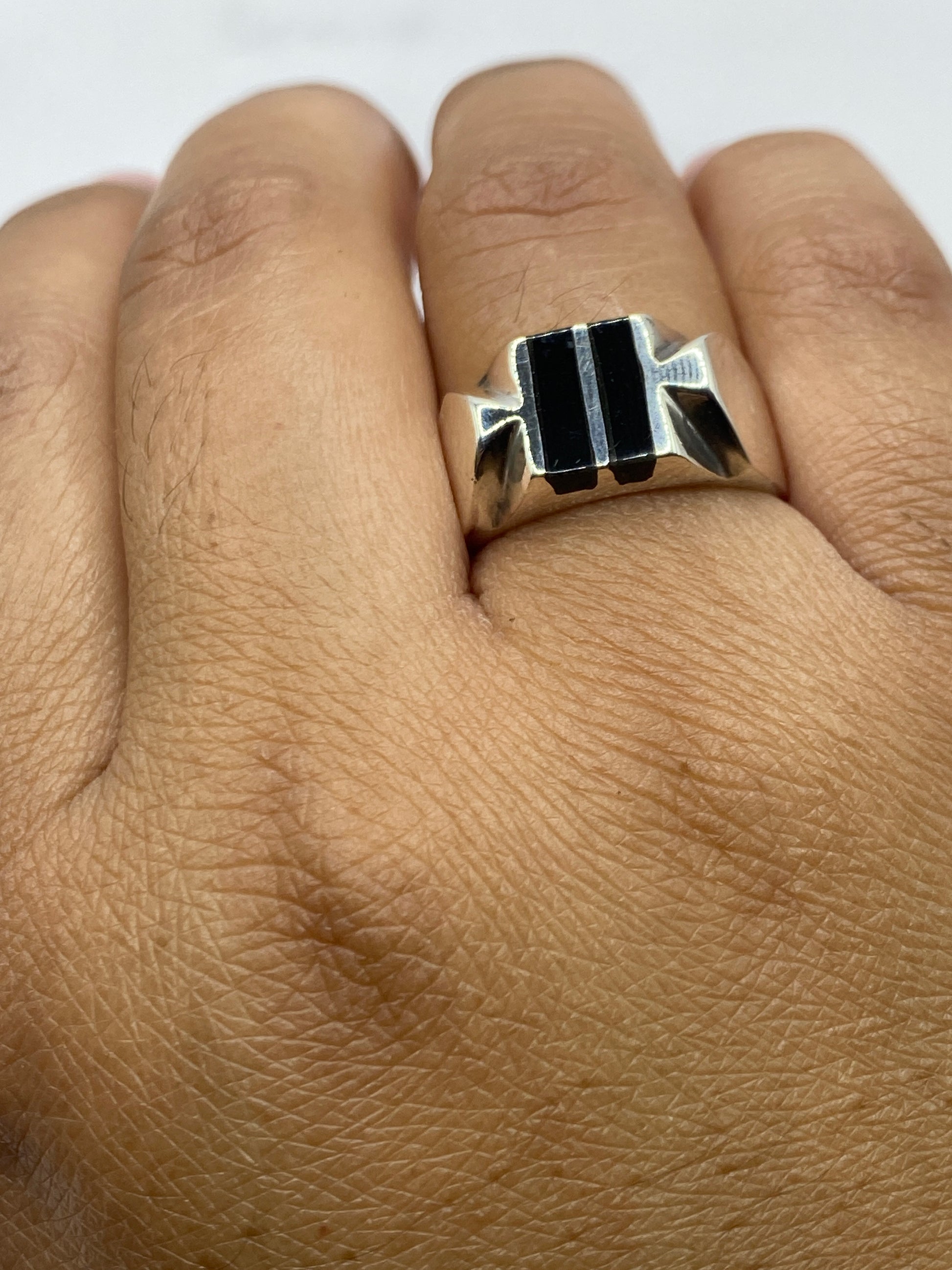 Anillo de ónix en plata .925 sobre fondo gris, sello MEXICO visible en interior