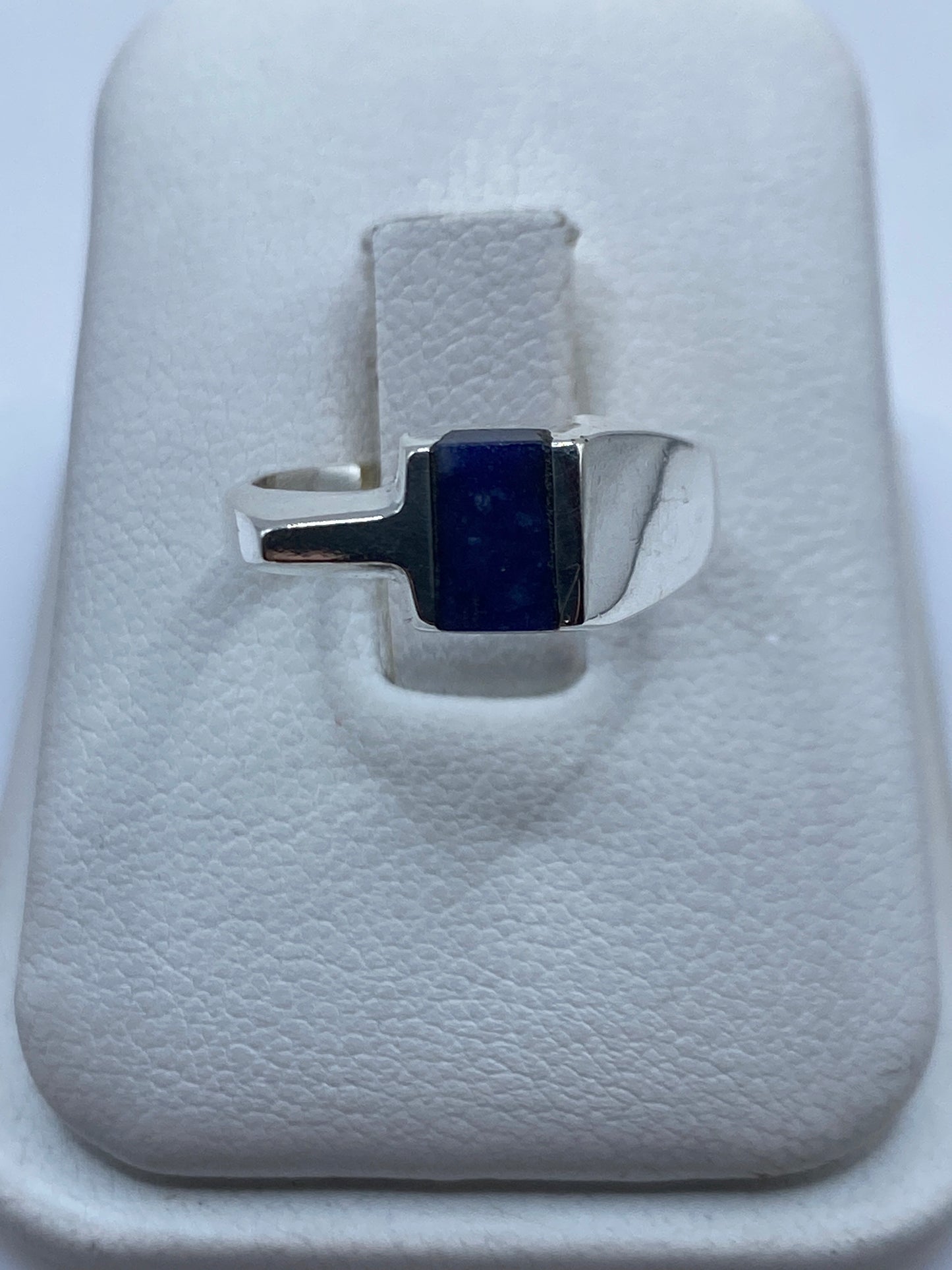 Anillo de plata con lapislázuli azul oscuro en caja de presentación blanca