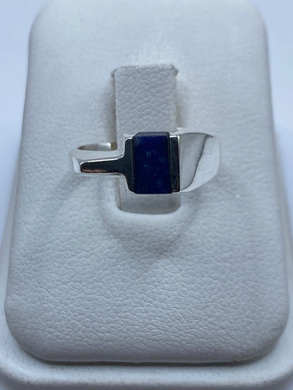 Anillo de plata con lapislázuli azul oscuro en caja de presentación blanca