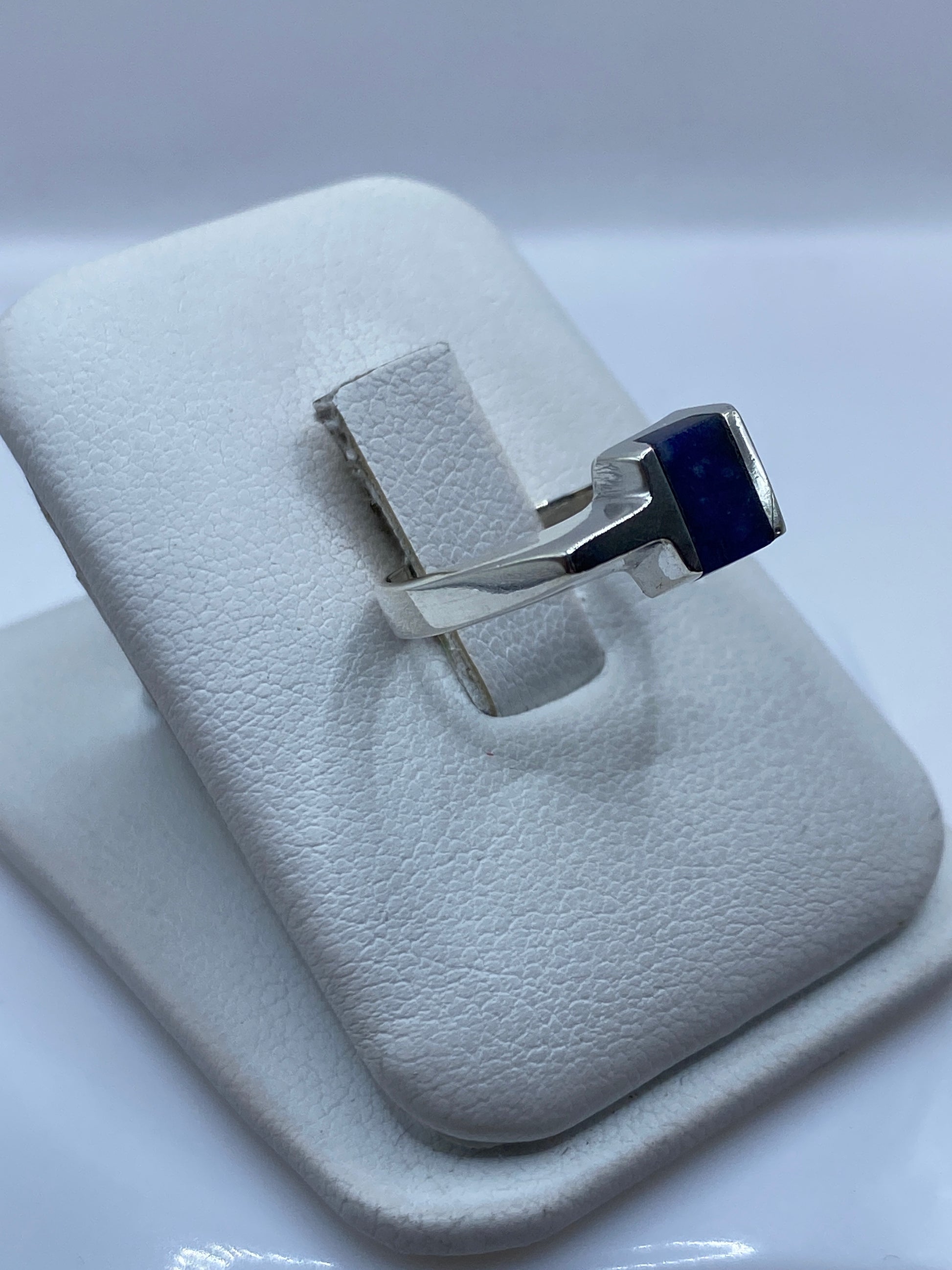 Vista lateral del anillo minimalista de plata .925 con lapislázuli cuadrado