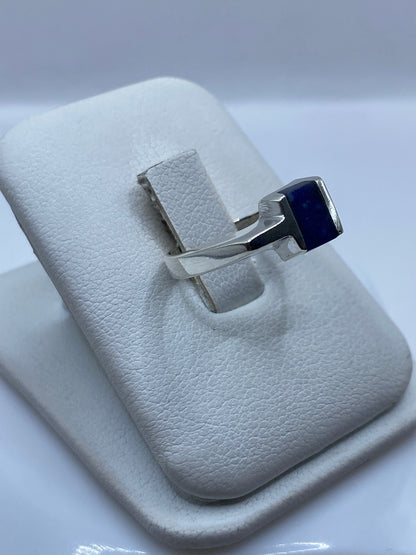 Vista lateral del anillo minimalista de plata .925 con lapislázuli cuadrado