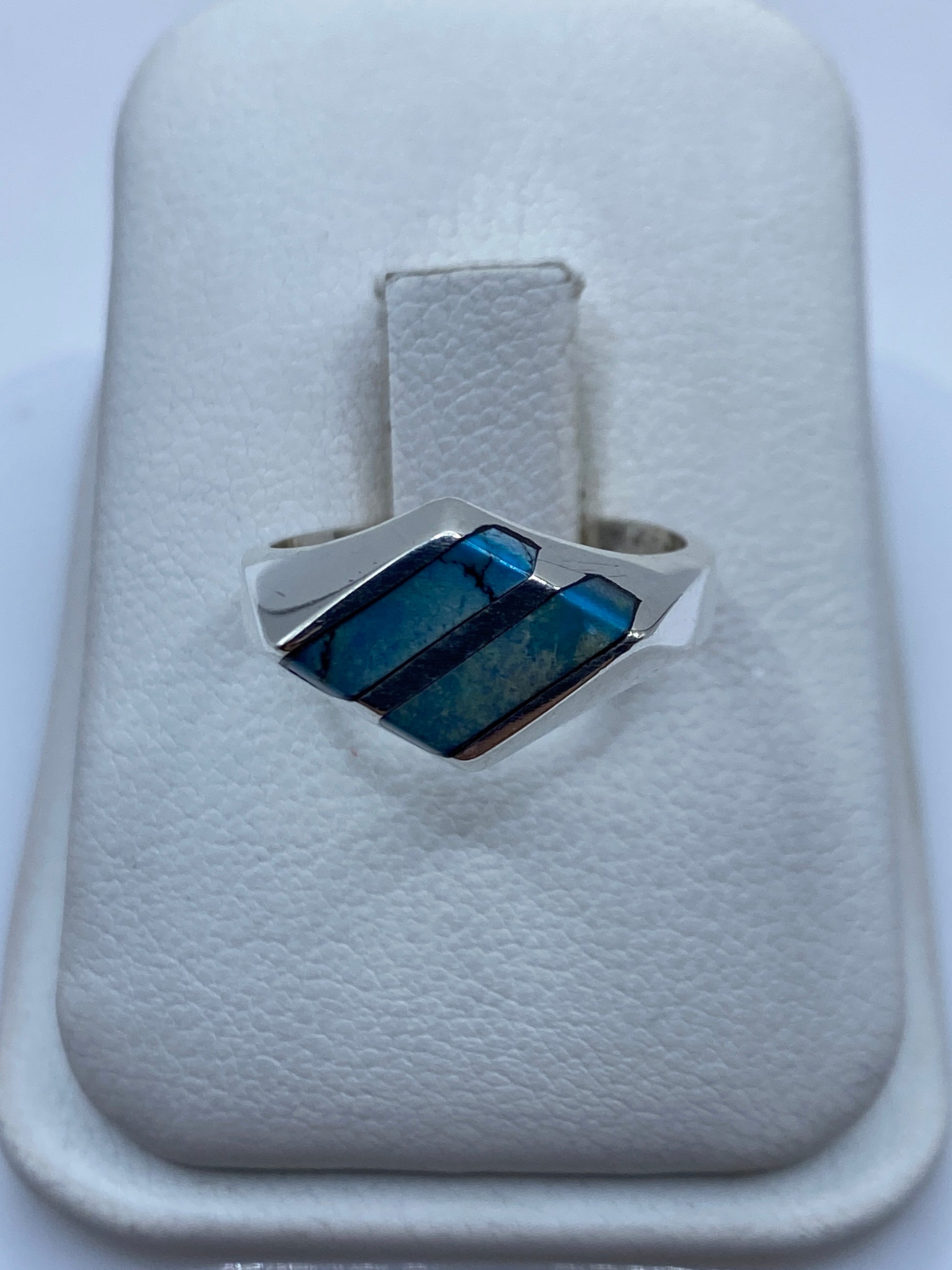 Anillo de plata con dos rectángulos de turquesa azul cielo en mano de mujer