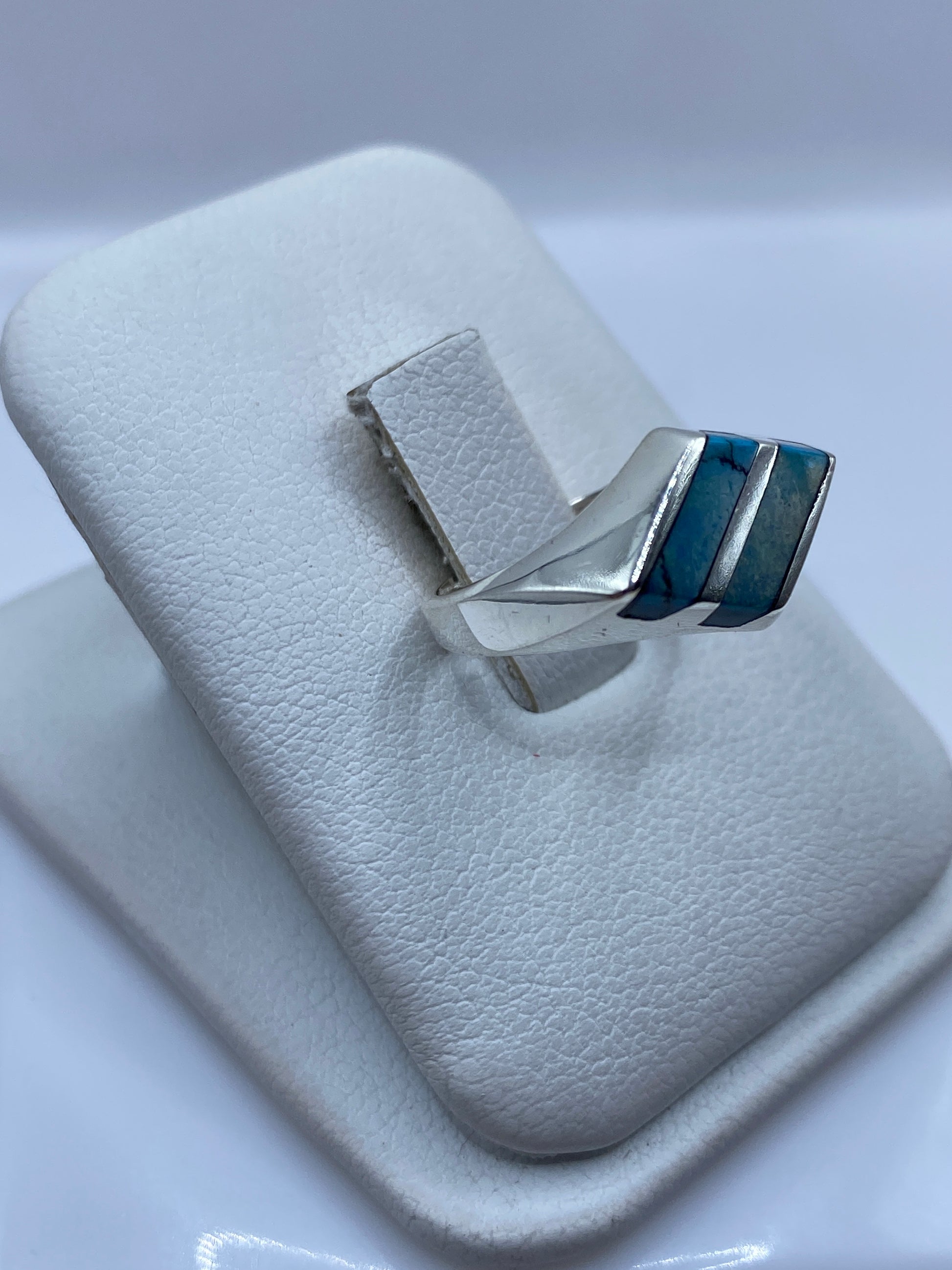 Vista frontal del anillo moderno con turquesa natural engastada en plata .925