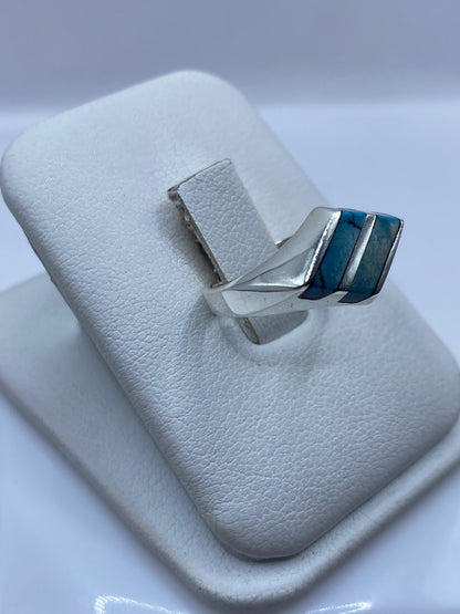 Vista frontal del anillo moderno con turquesa natural engastada en plata .925