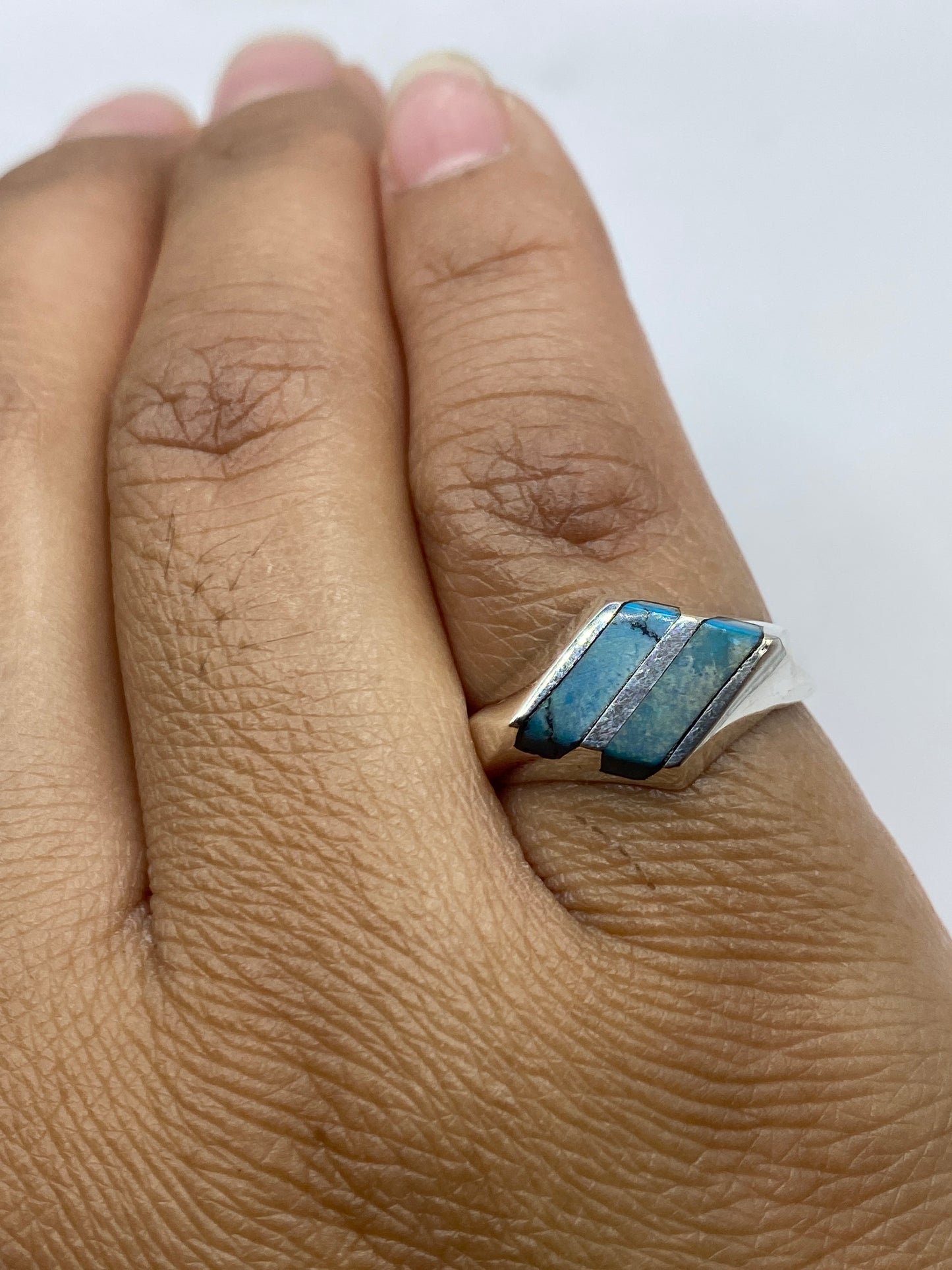 Anillo sobre fondo blanco mostrando el sello 925 MEXICO