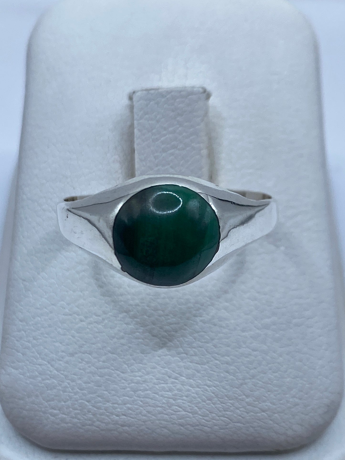Anillo de plata con malaquita verde en estuche blanco, vista frontal