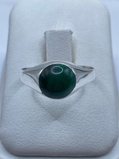 Anillo de plata con malaquita verde en estuche blanco, vista frontal
