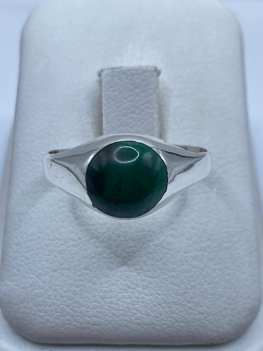 Anillo de plata con malaquita verde en estuche blanco, vista frontal