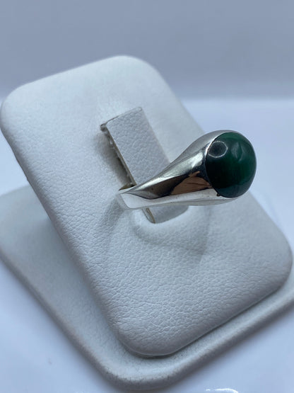 Detalle lateral del anillo solitario mostrando la banda de plata y la montura de la malaquita
