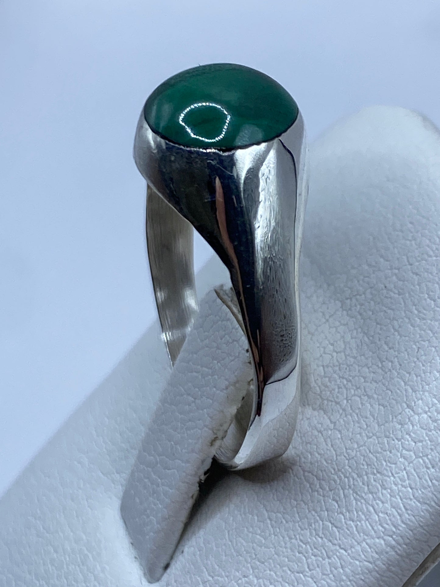 Anillo puesto en mano mostrando la malaquita verde con vetas naturales