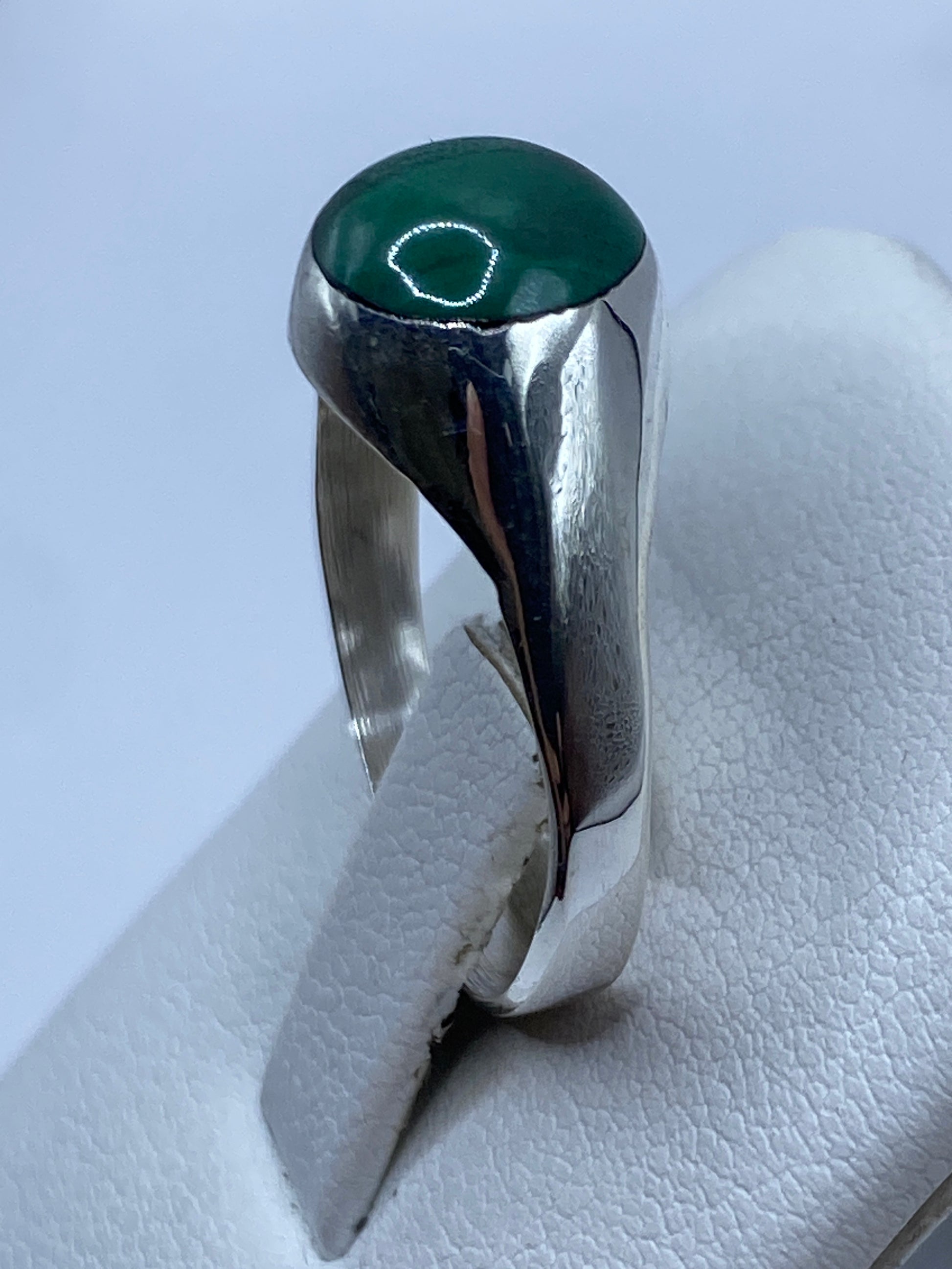 Anillo puesto en mano mostrando la malaquita verde con vetas naturales