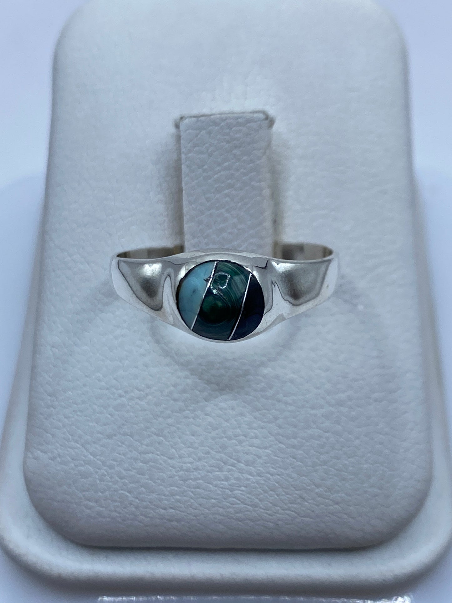 Anillo de plata solitario con malaquita verde natural en caja blanca de presentación