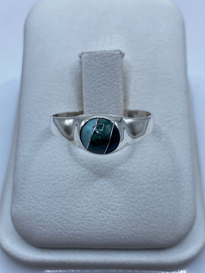 Anillo de plata solitario con malaquita verde natural en caja blanca de presentación