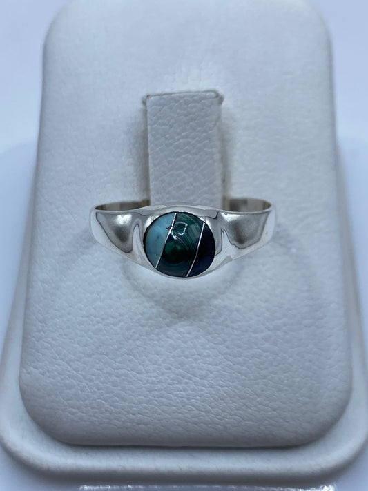 Anillo de plata solitario con malaquita verde natural en caja blanca de presentación
