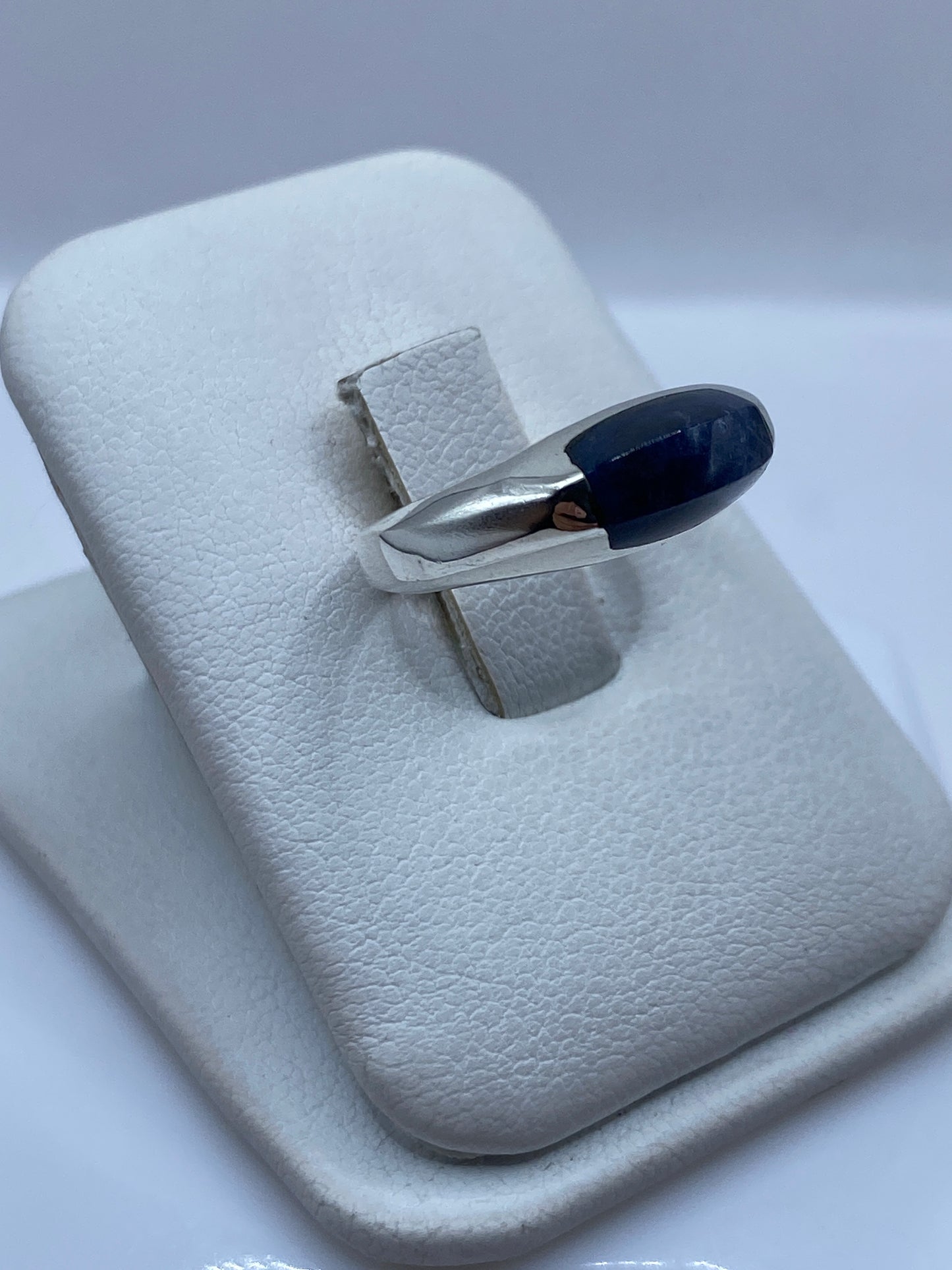 Vista superior del anillo solitario con lapislázuli azul profundo engastado en plata .925