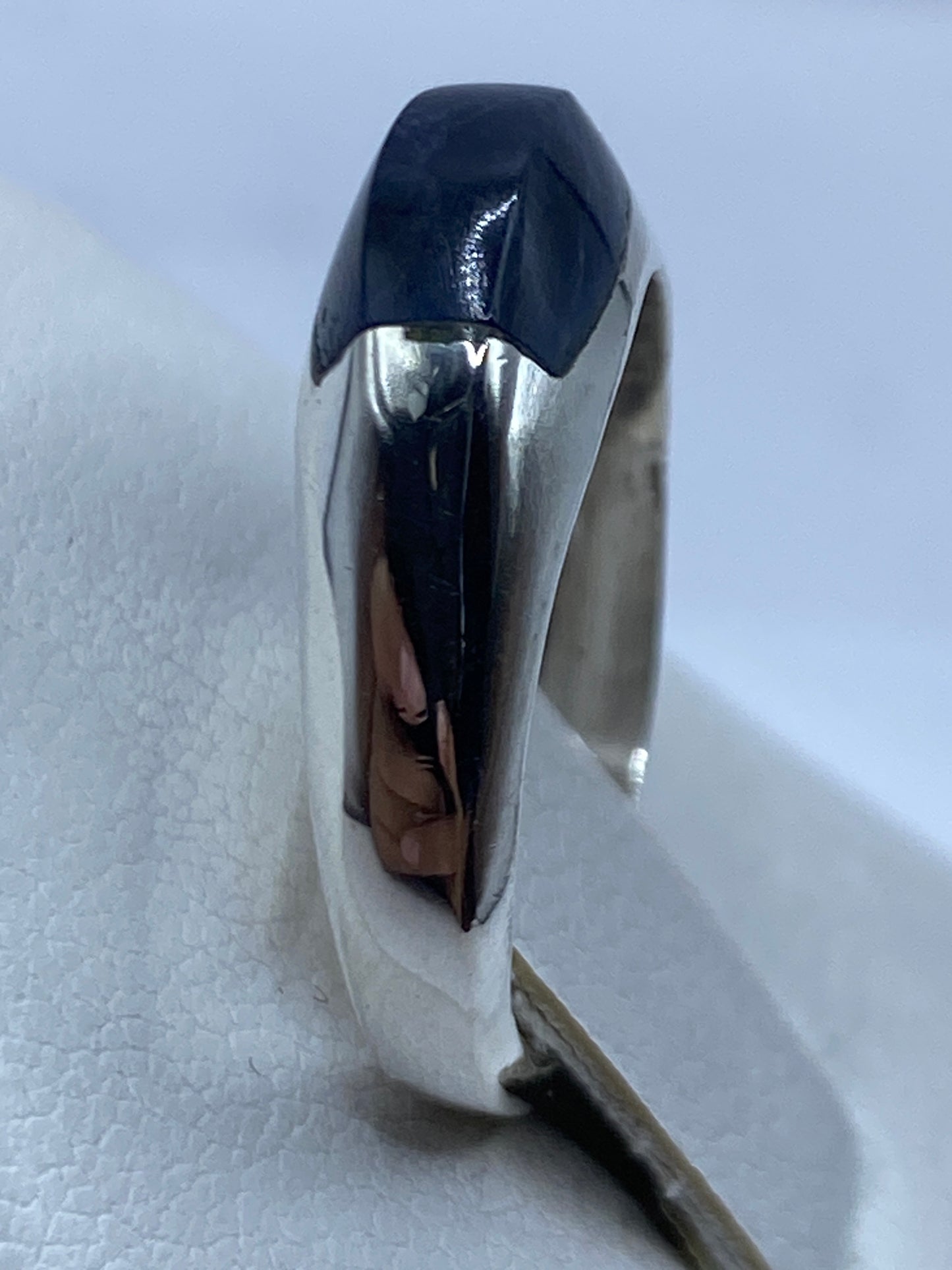 Perfil lateral del anillo de plata mostrando la banda y el engaste delicado de la piedra