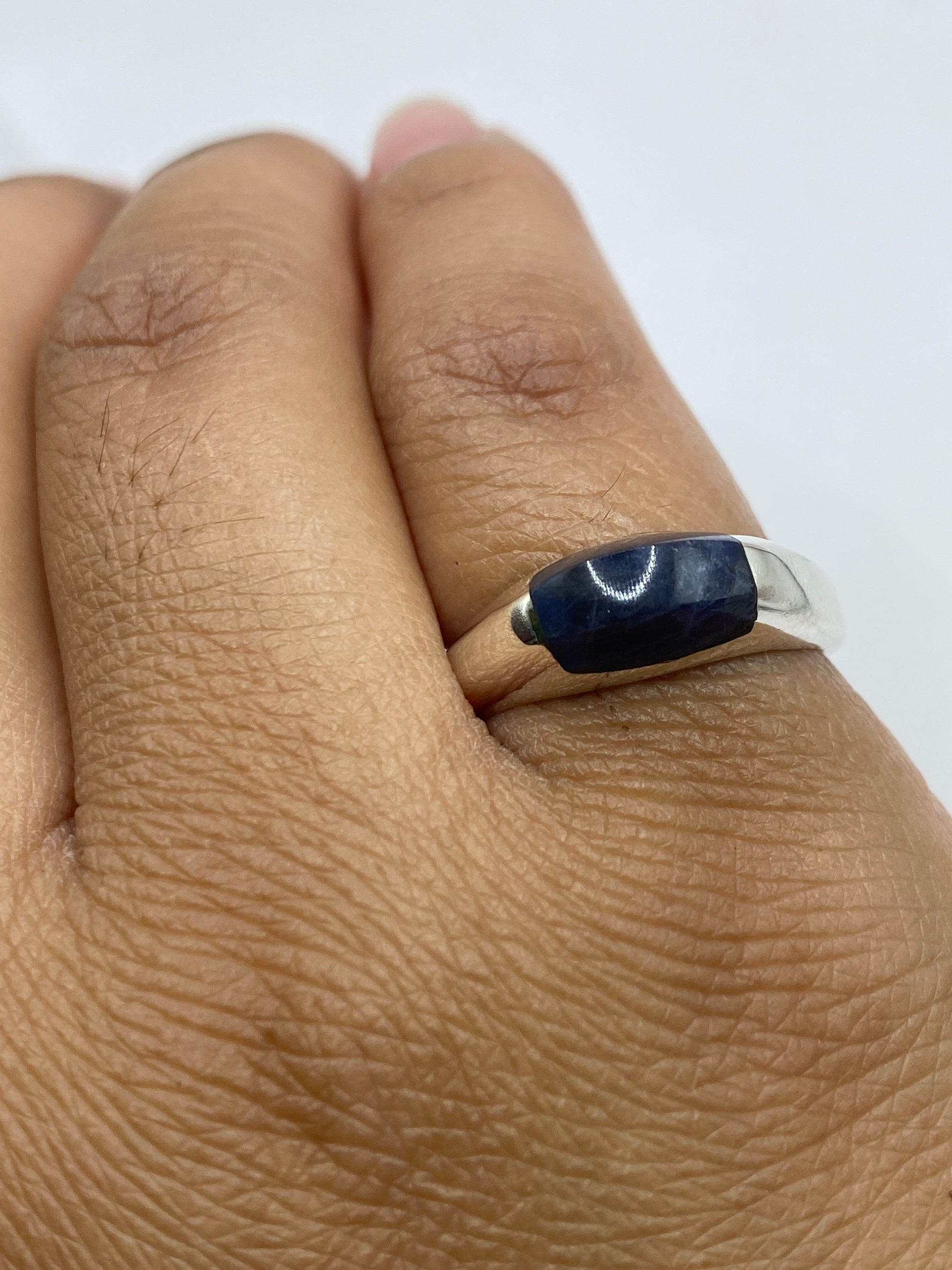 Anillo sobre fondo gris mostrando el color azul intenso del lapislázuli natural