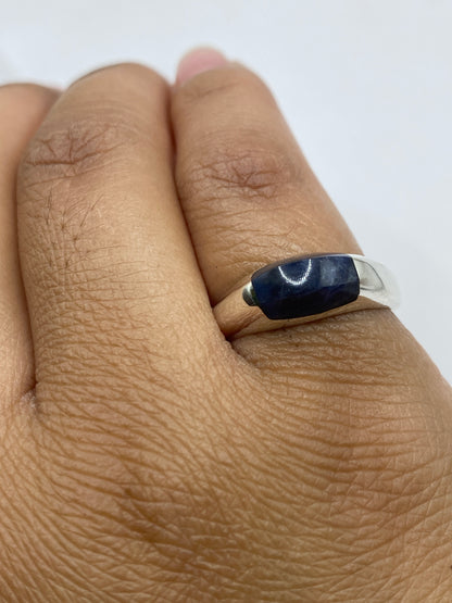 Anillo sobre fondo gris mostrando el color azul intenso del lapislázuli natural