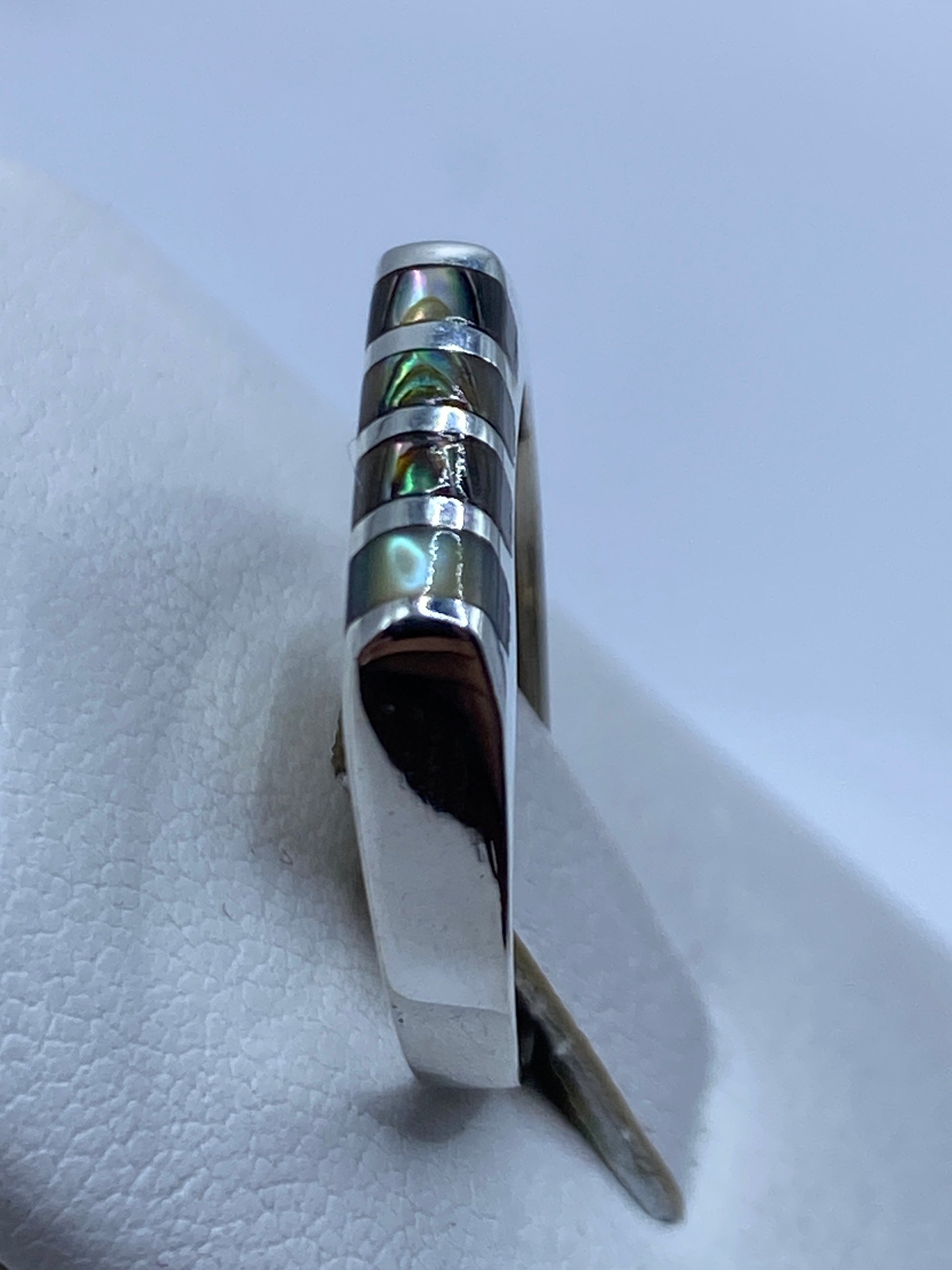 Anillo puesto en la mano mostrando el diseño elegante y versátil