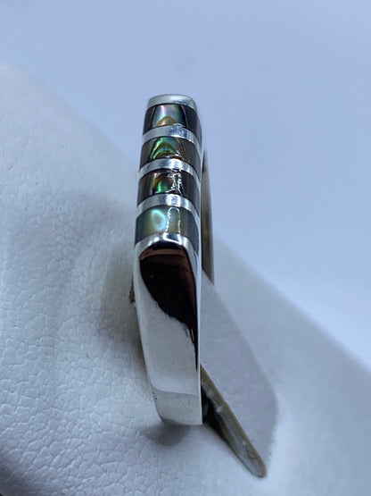 Anillo puesto en la mano mostrando el diseño elegante y versátil
