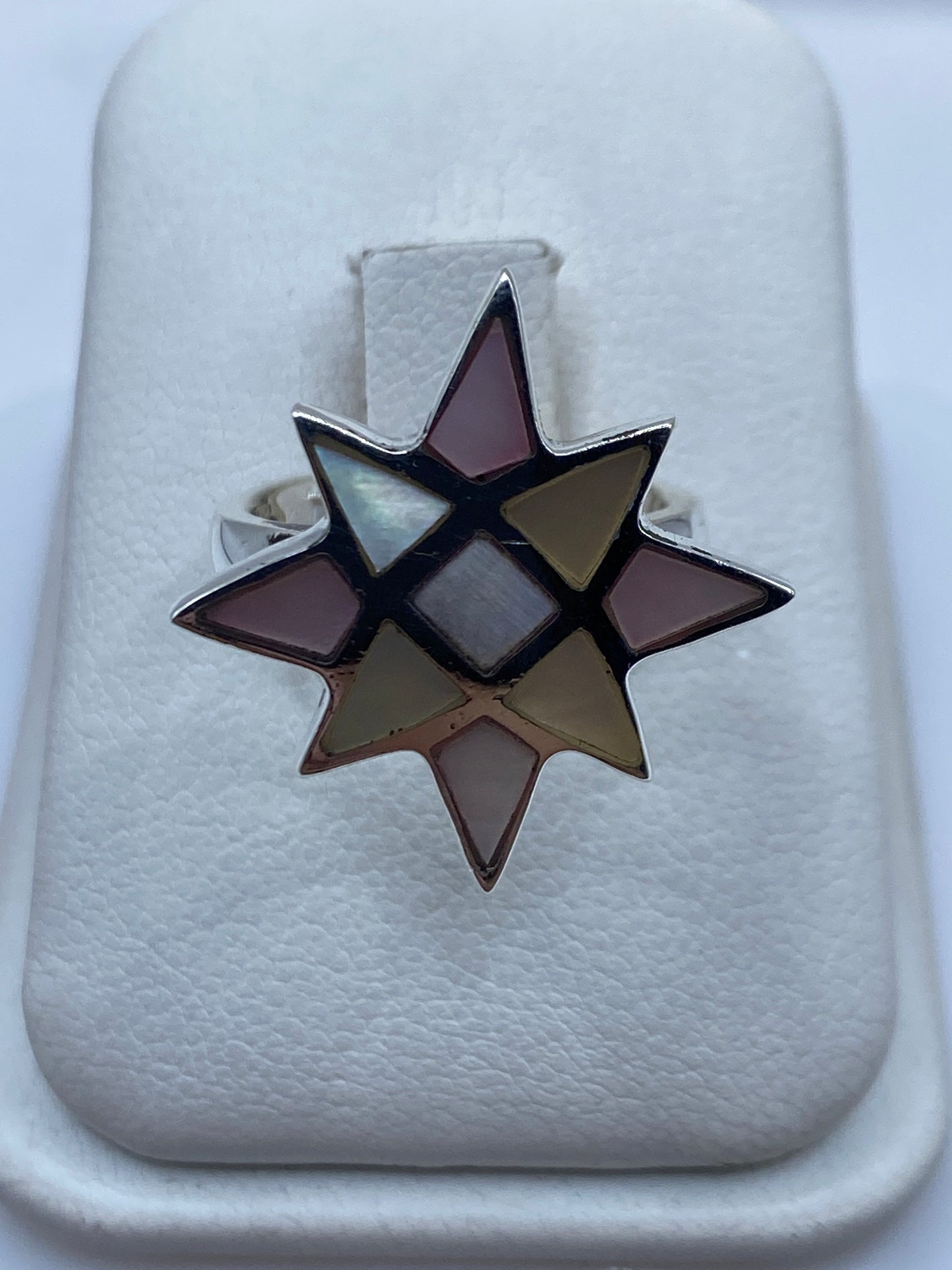 Anillo de plata .925 con estrella geométrica giratoria en el dedo de una mujer
