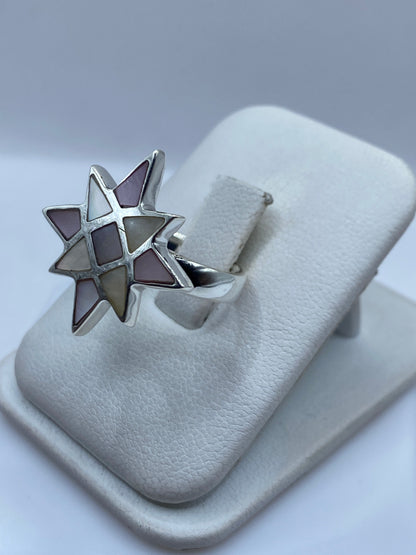 Vista frontal del anillo estrella con detalles giratorios en plata de Taxco