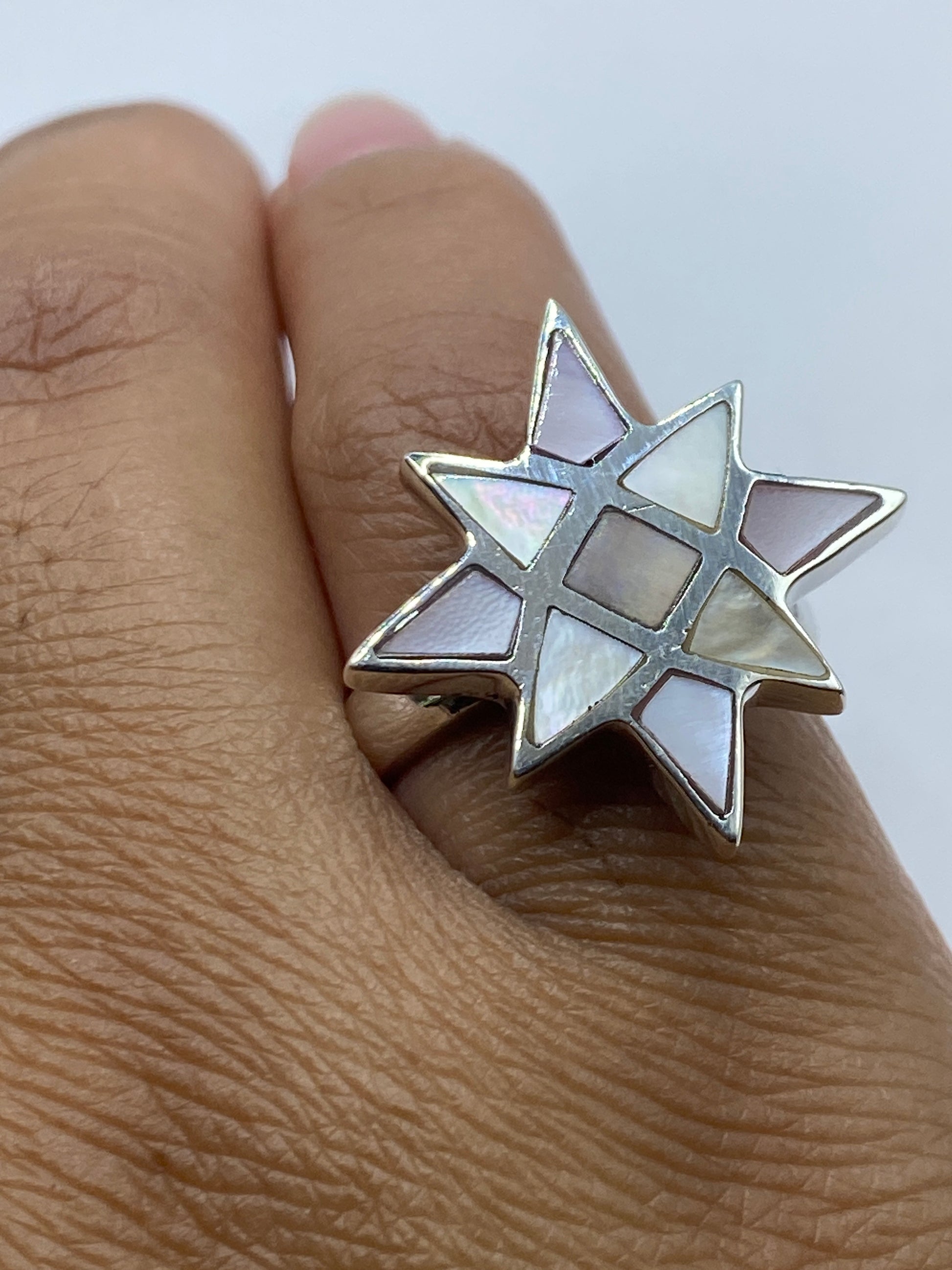 Anillo completo sobre fondo blanco mostrando el sello 925 y acabado pulido