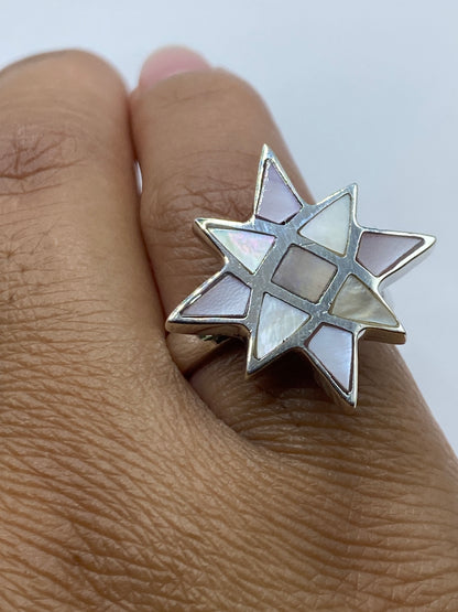 Anillo completo sobre fondo blanco mostrando el sello 925 y acabado pulido