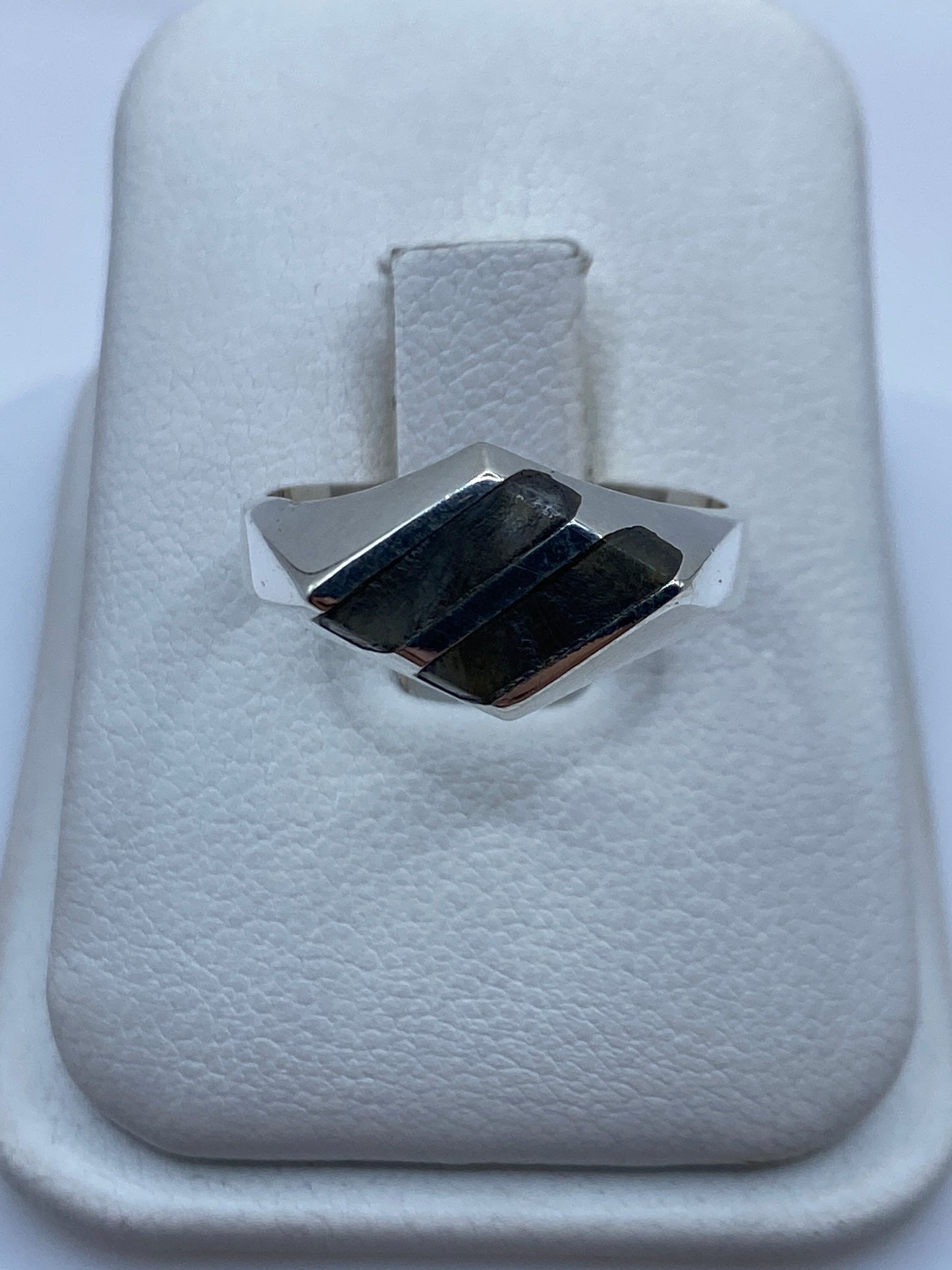Anillo de plata .925 con piedra oscura engastada en contraste geométrico, talla 8