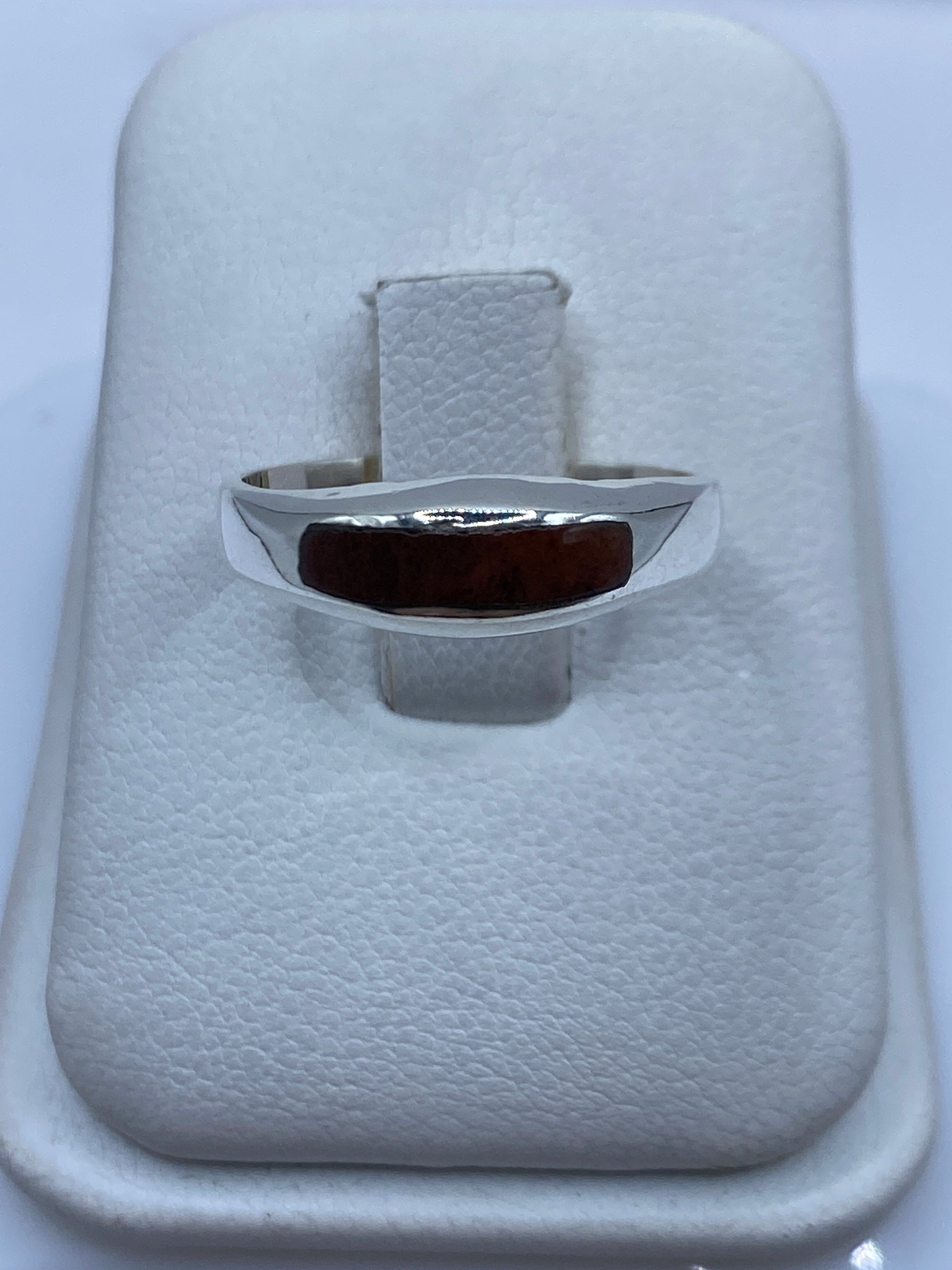 Anillo de plata solitario con onix café en estuche blanco, vista frontal