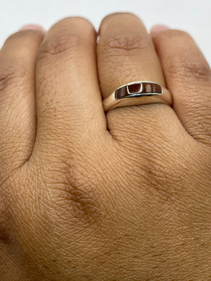 Anillo plata onix sobre escala, mostrando el sello 925 en la banda
