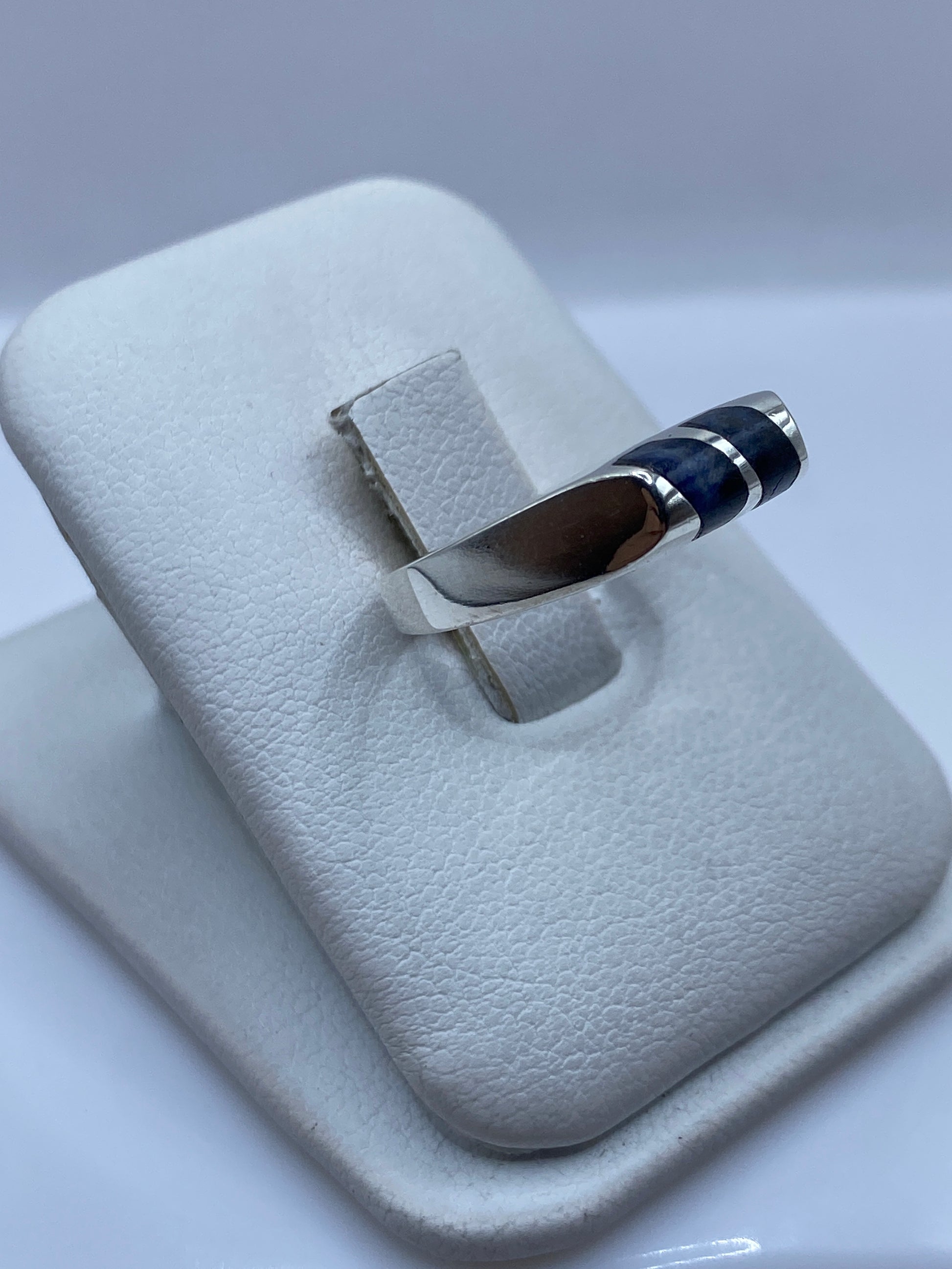 Detalle del lapislázuli azul con vetas doradas en anillo minimalista de plata