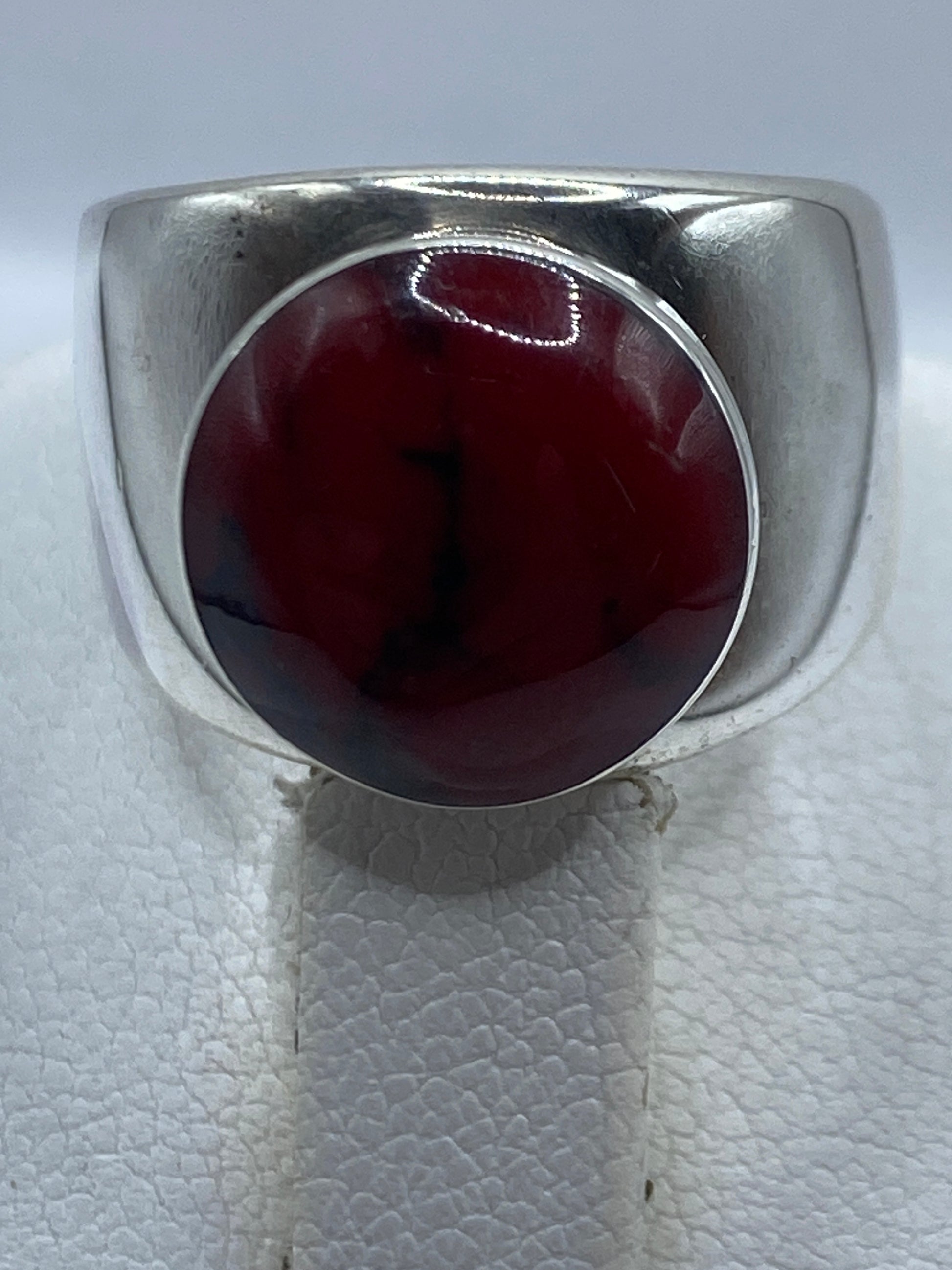 Detalle del coral rojo natural y engaste artesanal en plata