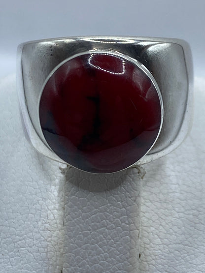 Detalle del coral rojo natural y engaste artesanal en plata