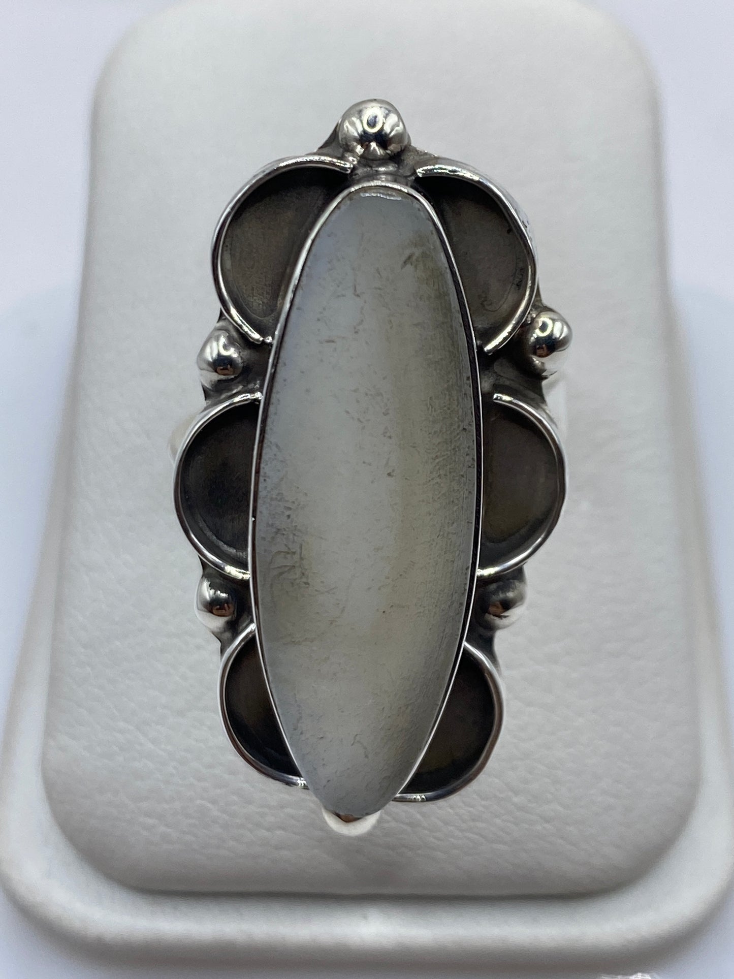 Anillo de plata ajustable con piedra central engastada en la banda frontal